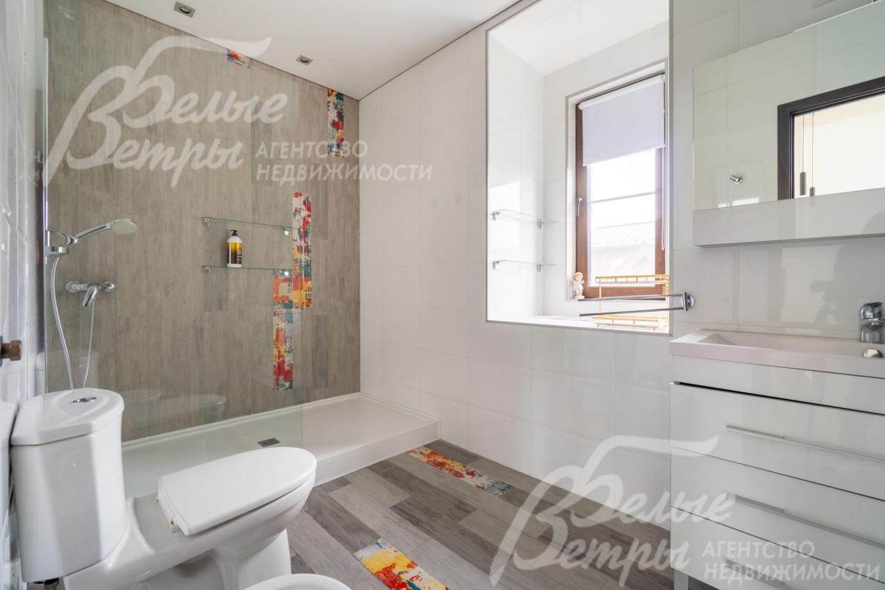 Санузел мастер-спальни с просторной душевой