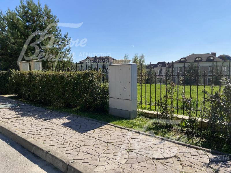 Участок огорожен по периметру забором в едином стиле