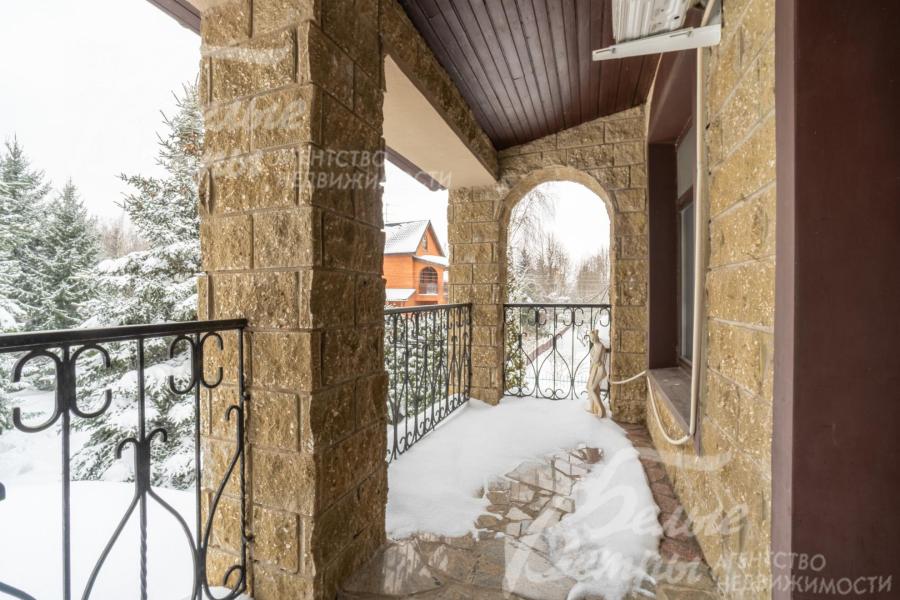 Видовой балкон на втором этаже, с которого открывается живописный вид на участок