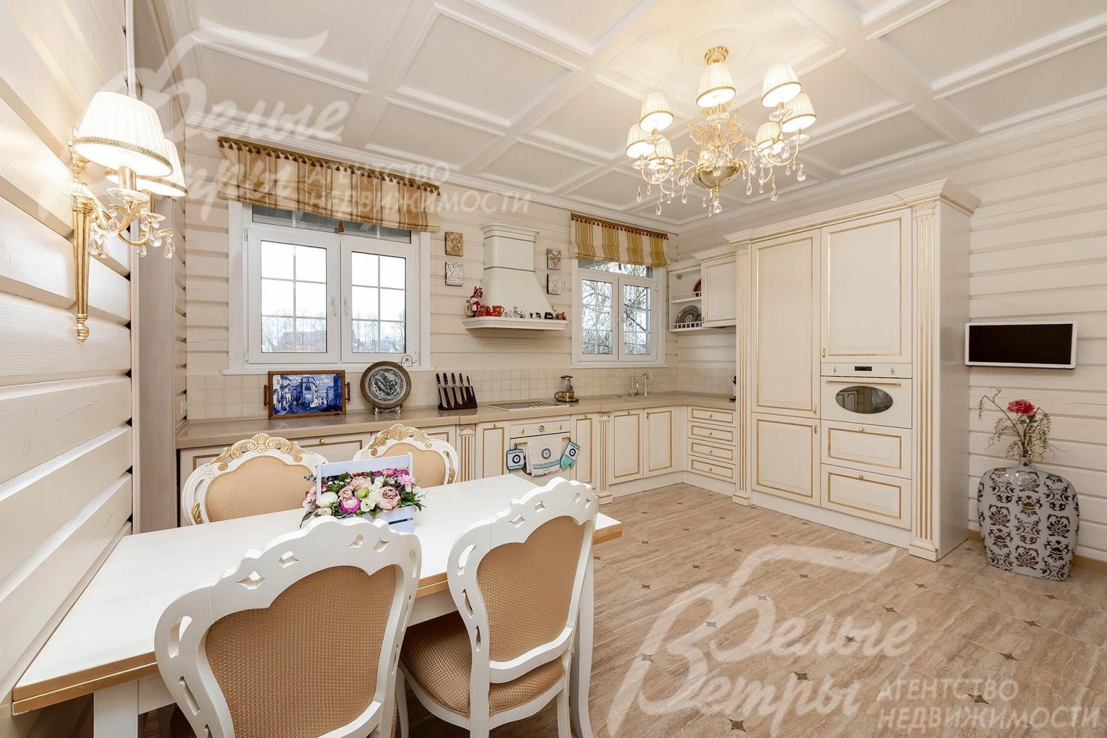 Кухонный гарнитур в классическом стиле со встроенной техникой ведущих производителей