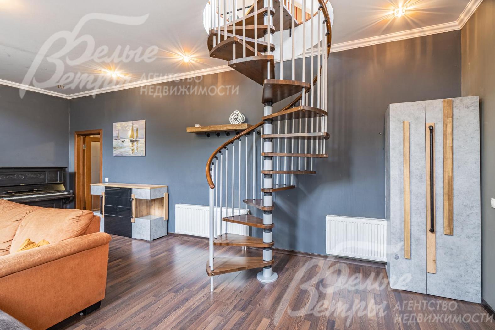 Винтовая лестница на второй этаж из гостиной