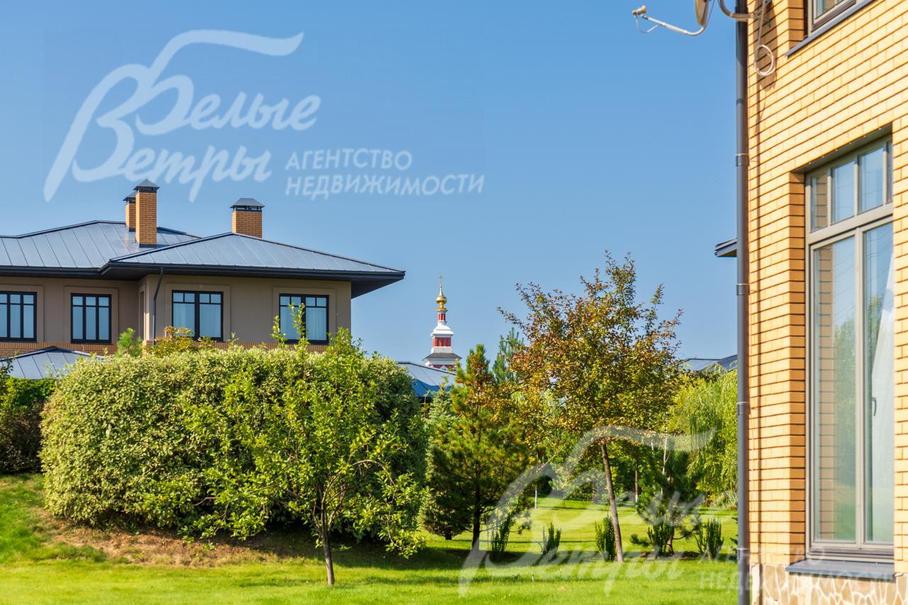 Вид на старинный храм с участка