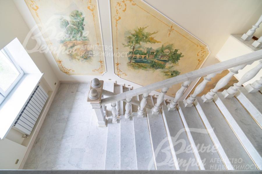 На второй этаж ведёт бетонная лестница со ступенями из натурального мрамора бело-серого оттенка