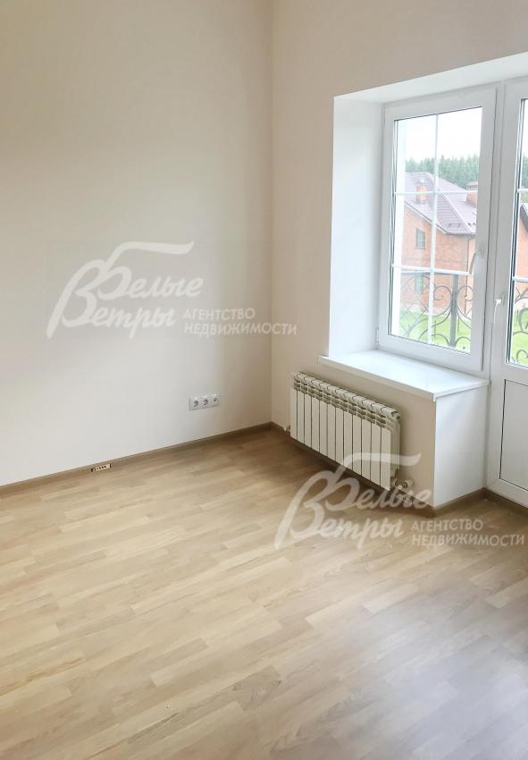 Спальня с выходом на балкон