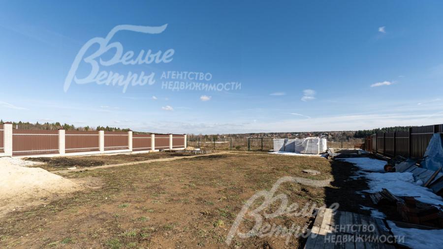 Участок правильной формы огорожен забором