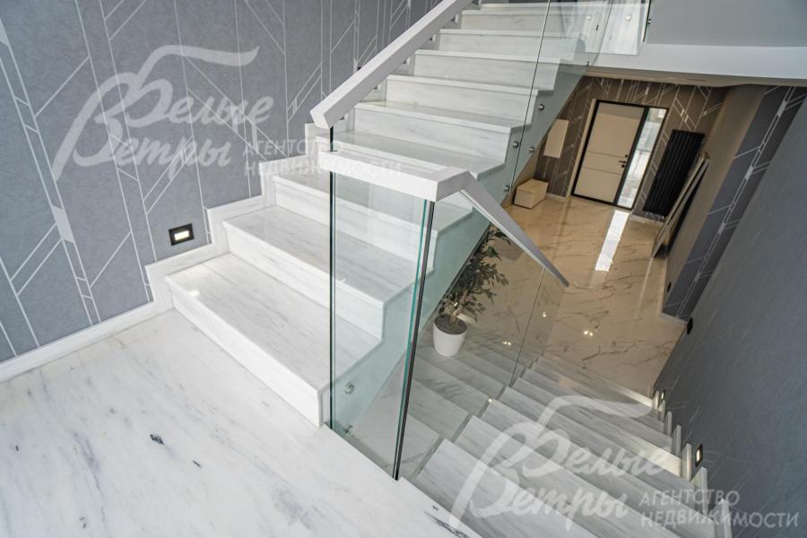 Лестница со стеклянным ограждением и дубовым деревянным поручнем