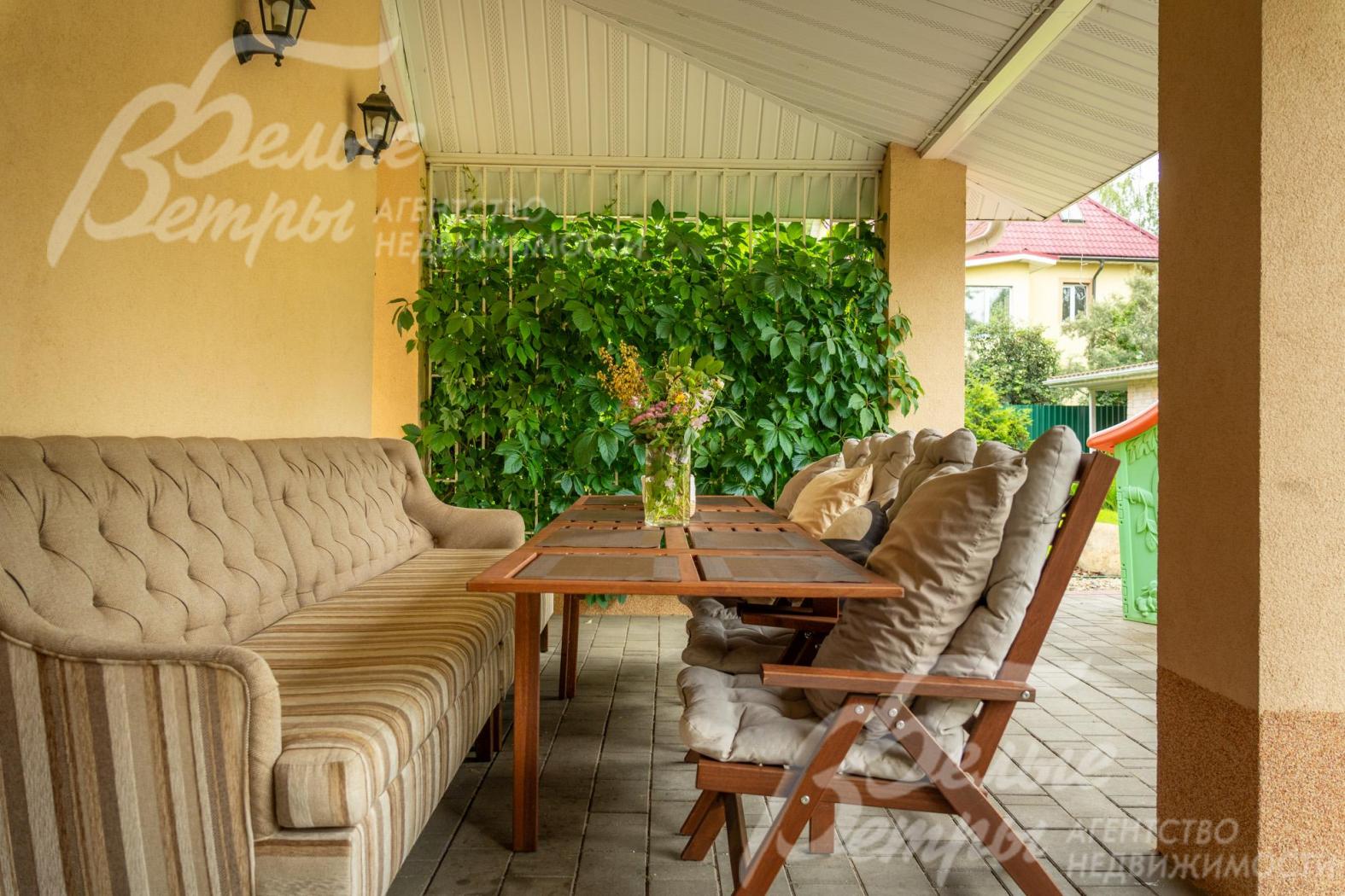 Уютная освещённая крытая терраса