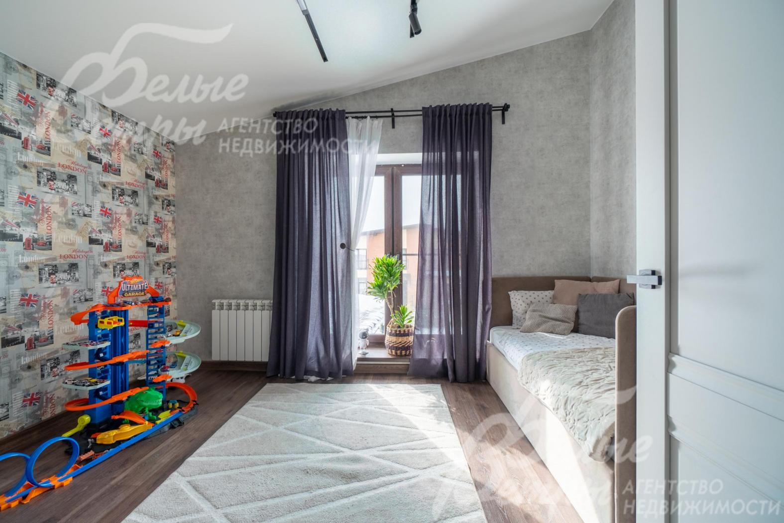 Спальня на втором этаже с большим окном