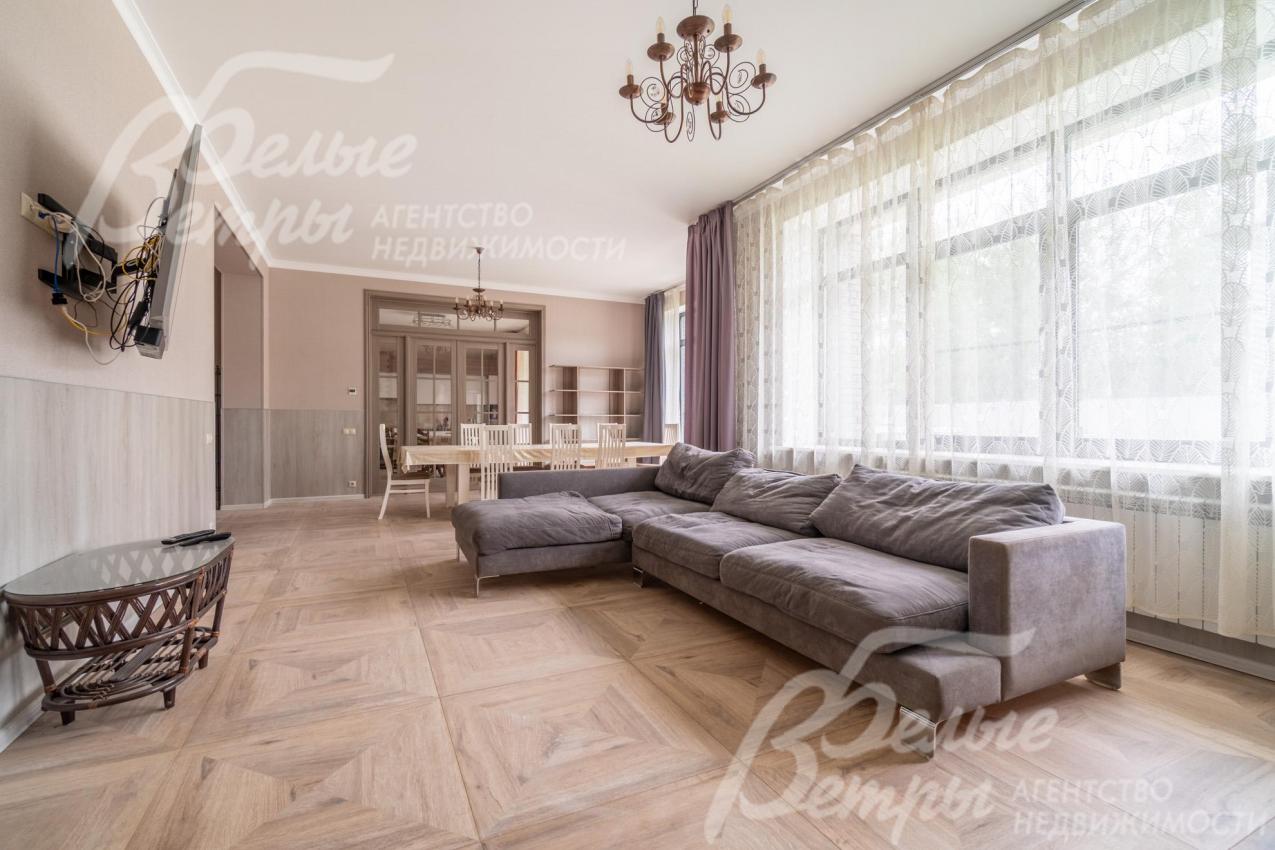 В доме выполнена отделка под ключ и сделан евроремонт в светлой цветовой гамме