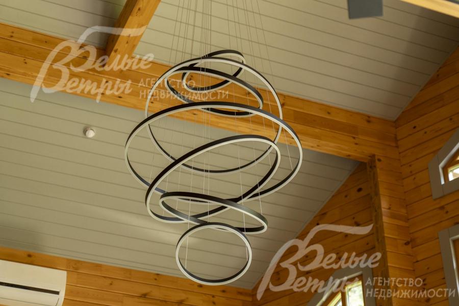 В доме - дизайнерские светильники