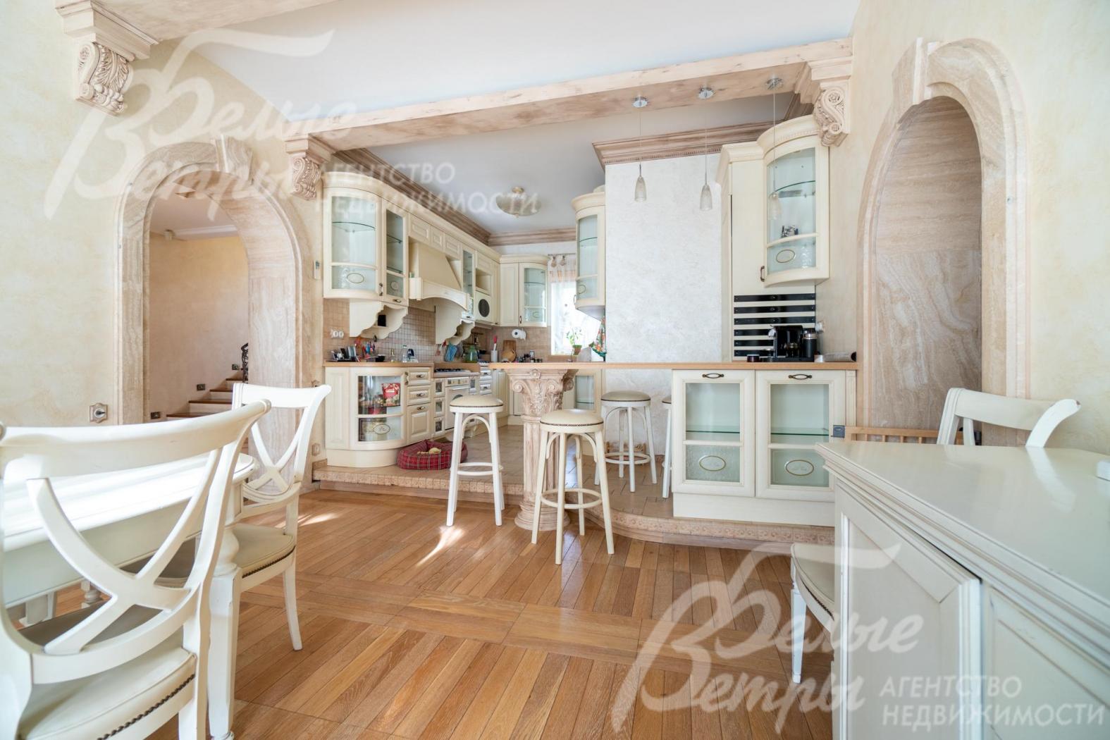 Кухня - на подиуме, зонирована барной стойкой 