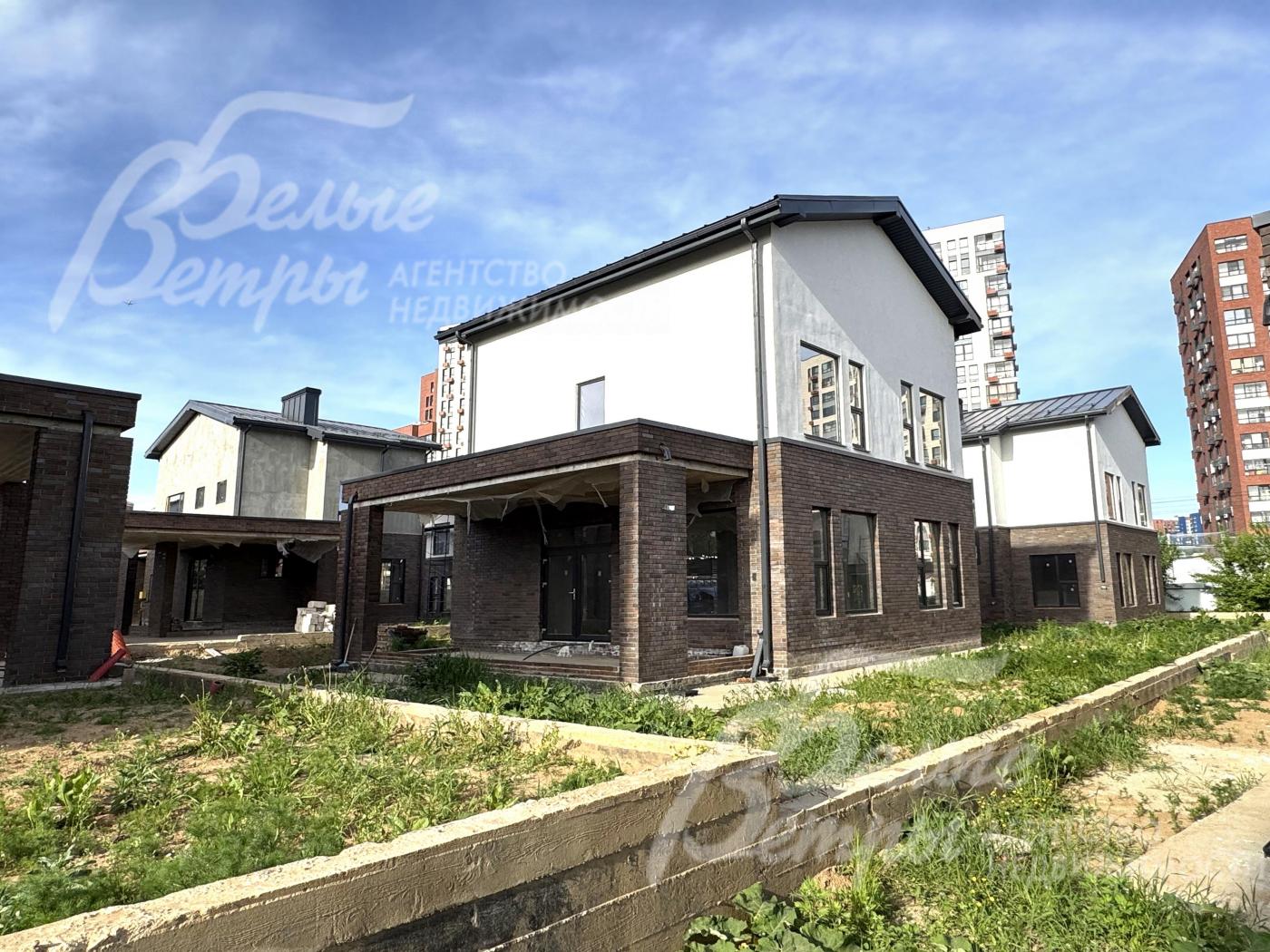 Летняя терраса со входом в кухню-гостиную-столовую