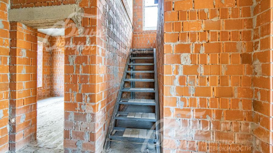 Лестница на металлическом каркасе