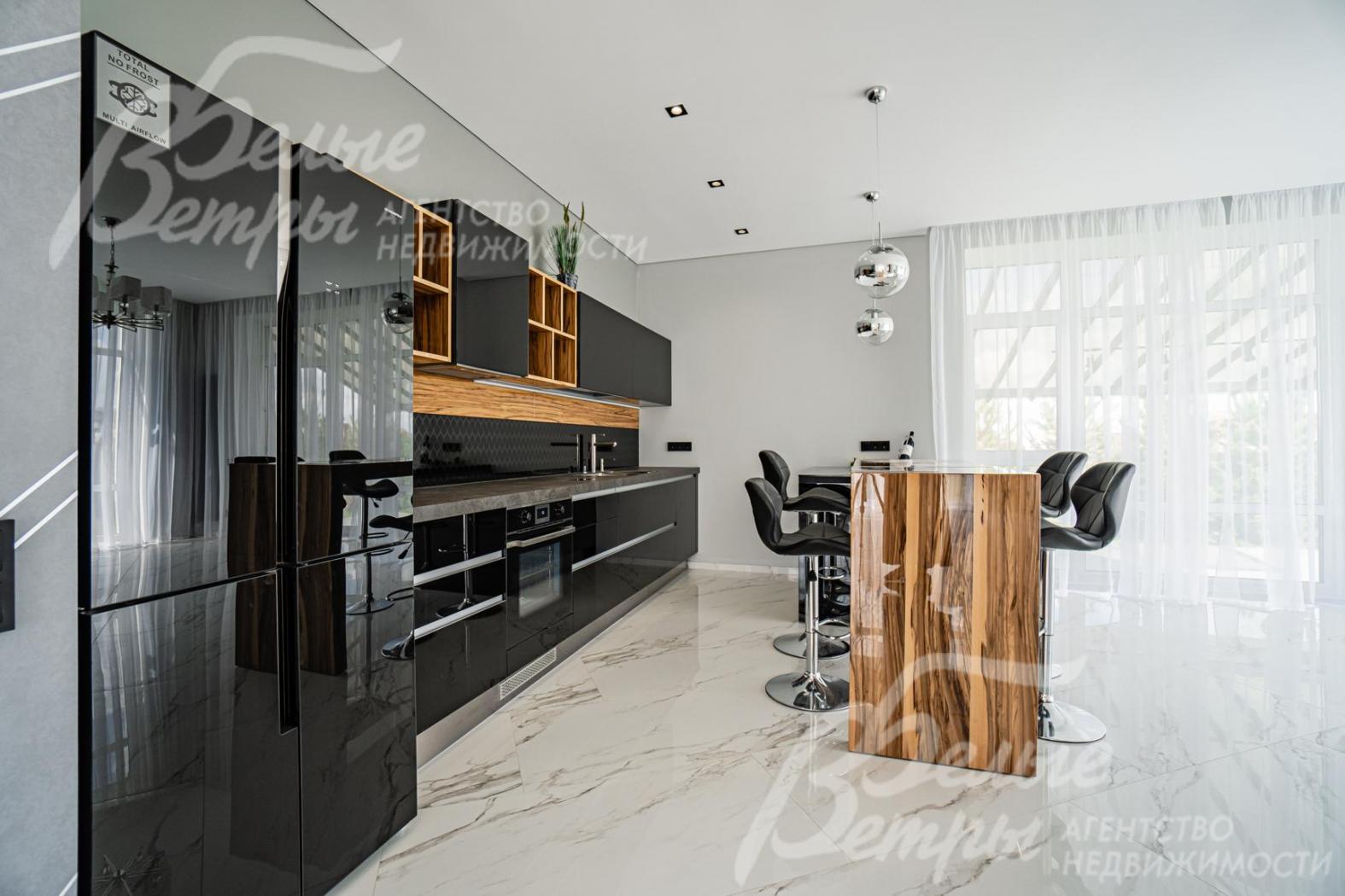 Стильный кухонный гарнитур со встроенной техникой