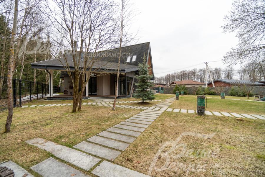 Прозрачные секции ограждения не нарушают визуальную целостность ландшафтного дизайна. На участке есть калитка в лес