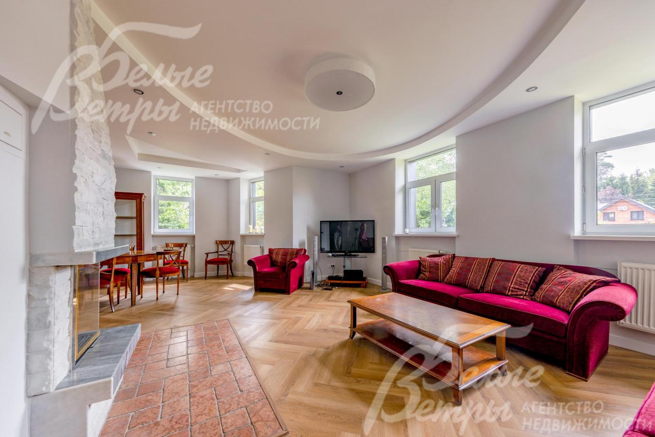 В столовой-гостиной - элегантная итальянская мебель в классическом стиле