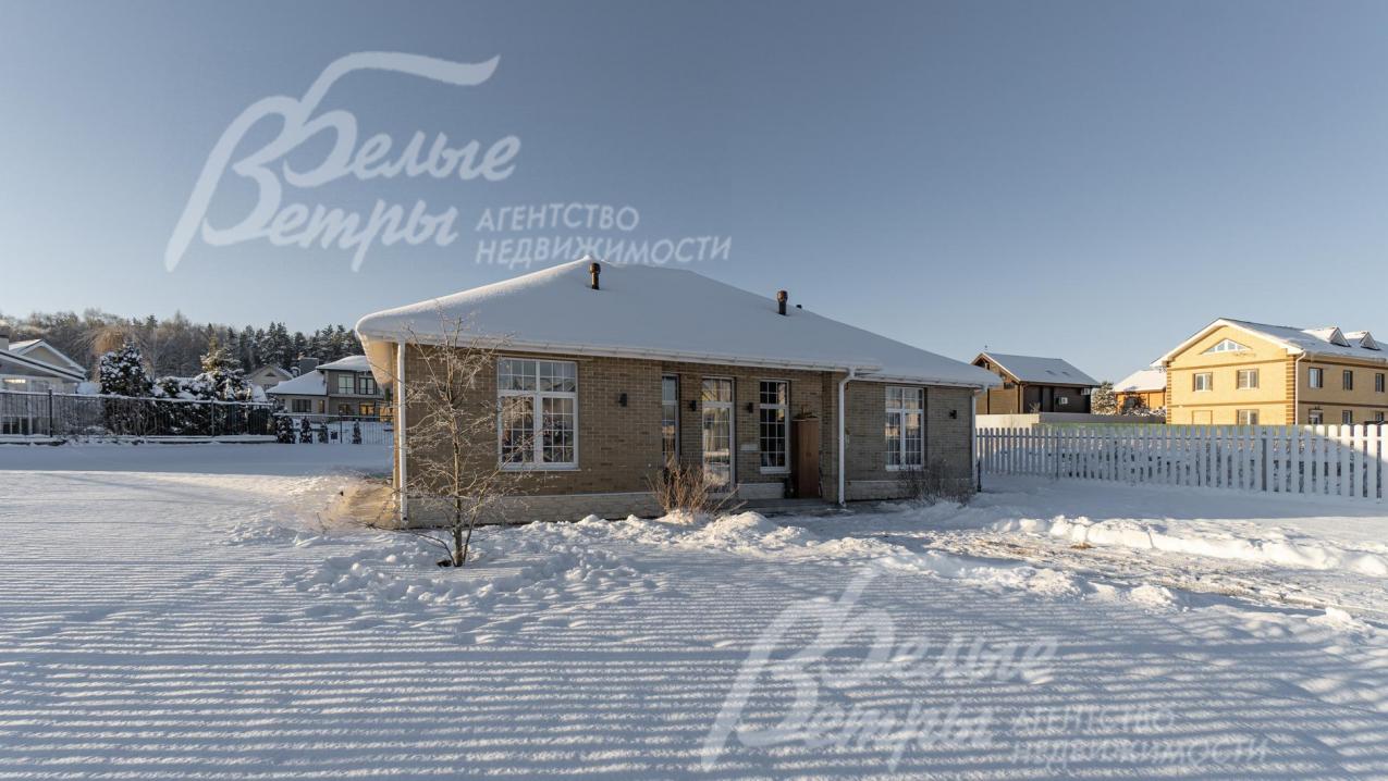 Современный дом с мебелью на участке площадью 13 соток в коттеджном поселке Изумрудная долина