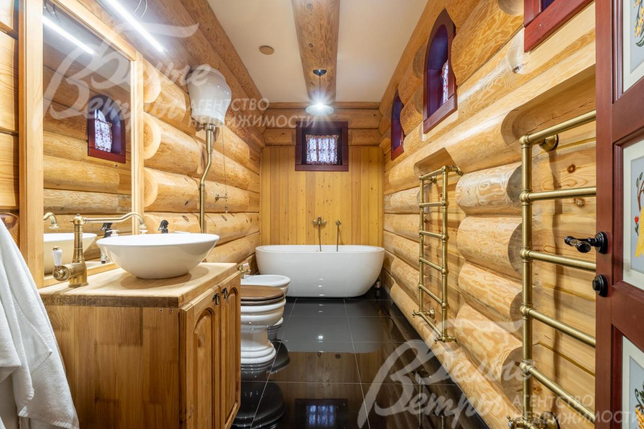 Санузел первого этажа с ванной. В санузлах - оригинальная сантехника и фурнитура MIGLIORE (Италия) в единой стилистике «ретро»