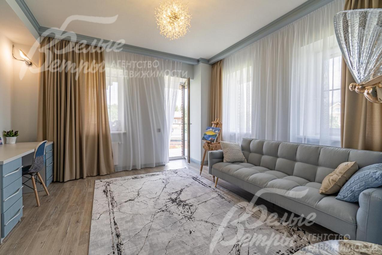 Спальня 16 кв.м с балконом 7 кв.м