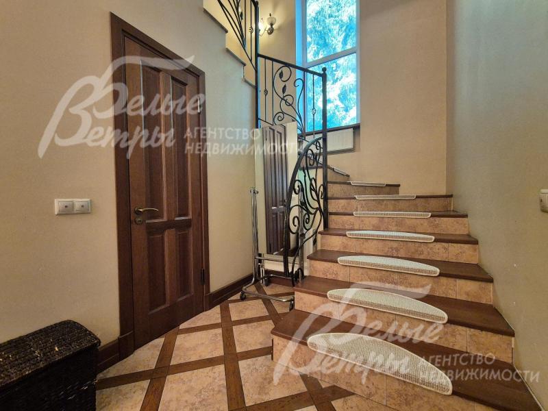 Удобный лестничный марш со ступенями из массива