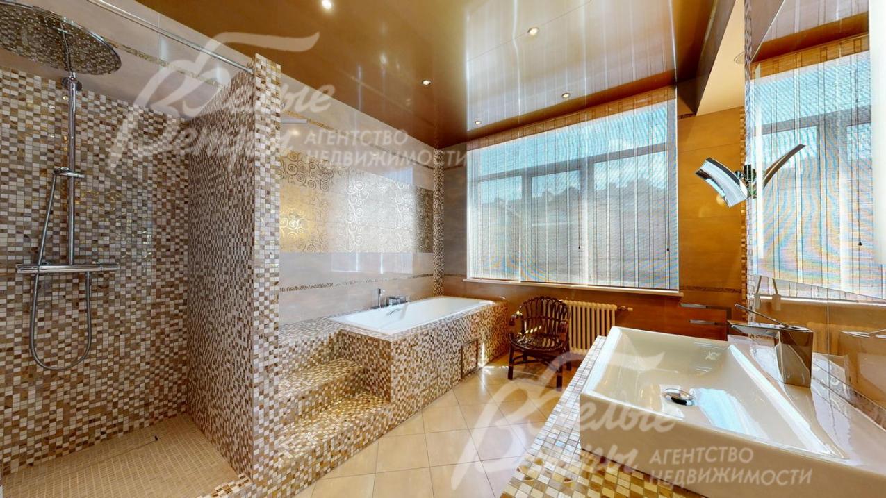 В санузле также ванна и душевая