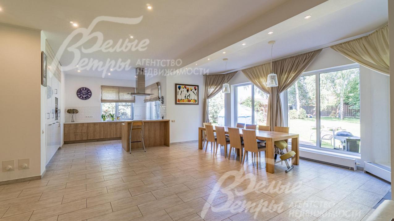 Большие окна в столовой