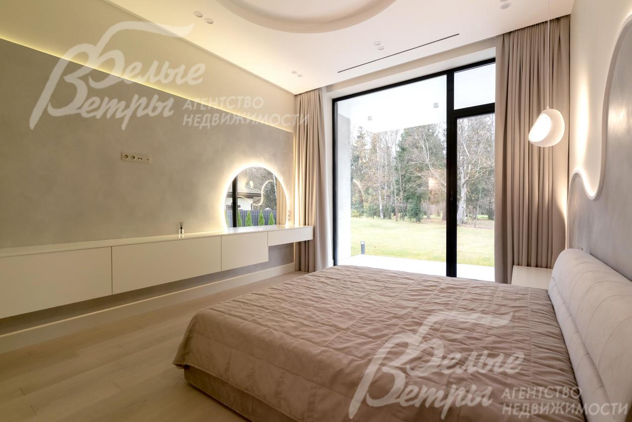 Окна в доме оснащены автоматическими шторами и форточками для проветривания