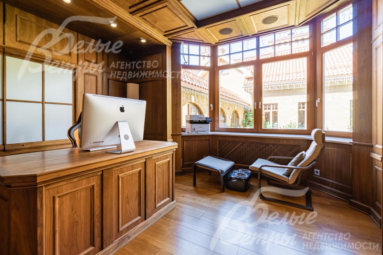 Кабинет 15 кв.м отделан деревянными панелями из натурального ореха