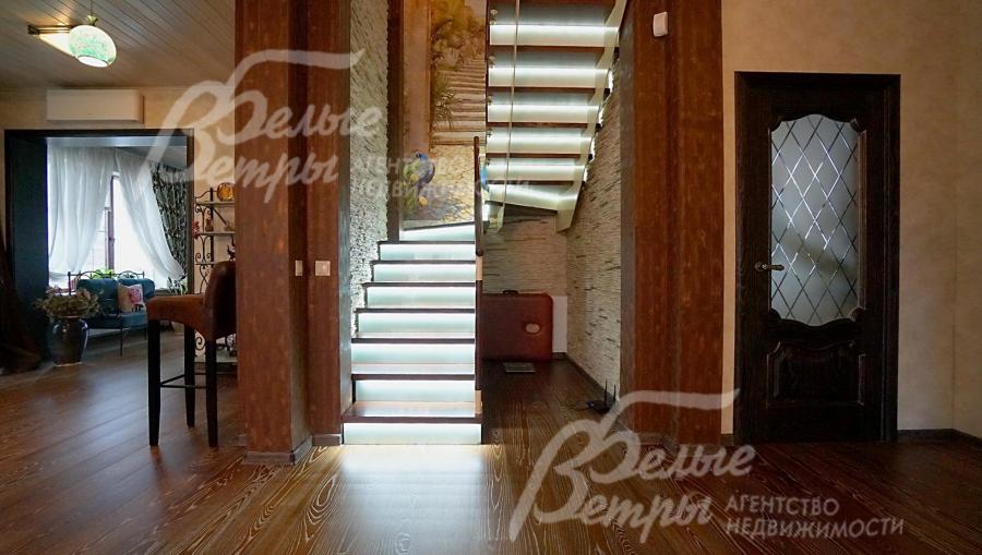 Лестничный марш на металлокаркасе, ступени отделаны деревом.			
