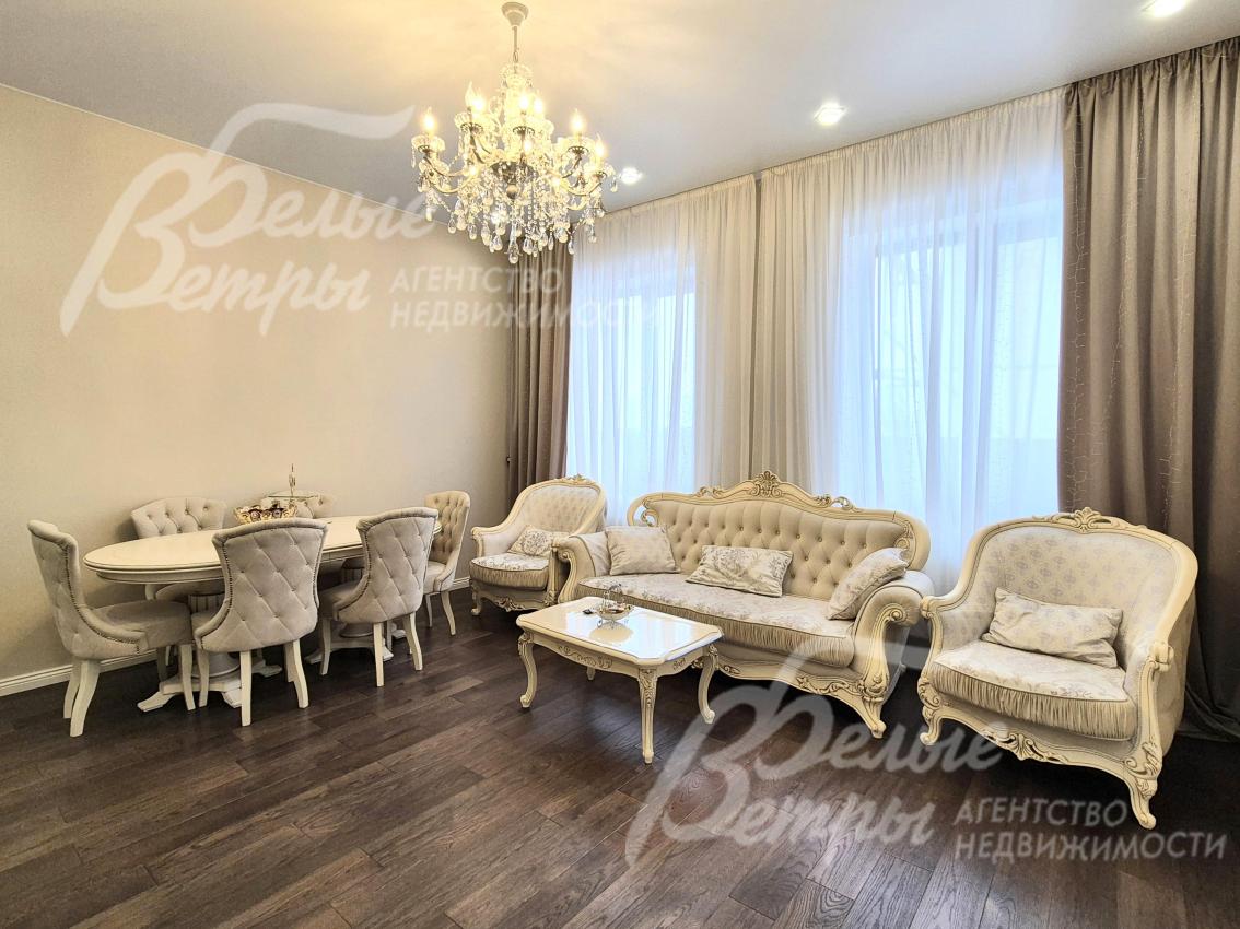 В гостиной на полу паркетная дубовая доска