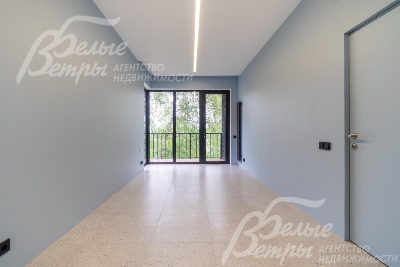 В интерьере – дорогостоящие отделочные материалы, в том числе двери скрытого монтажа и стильная электрика