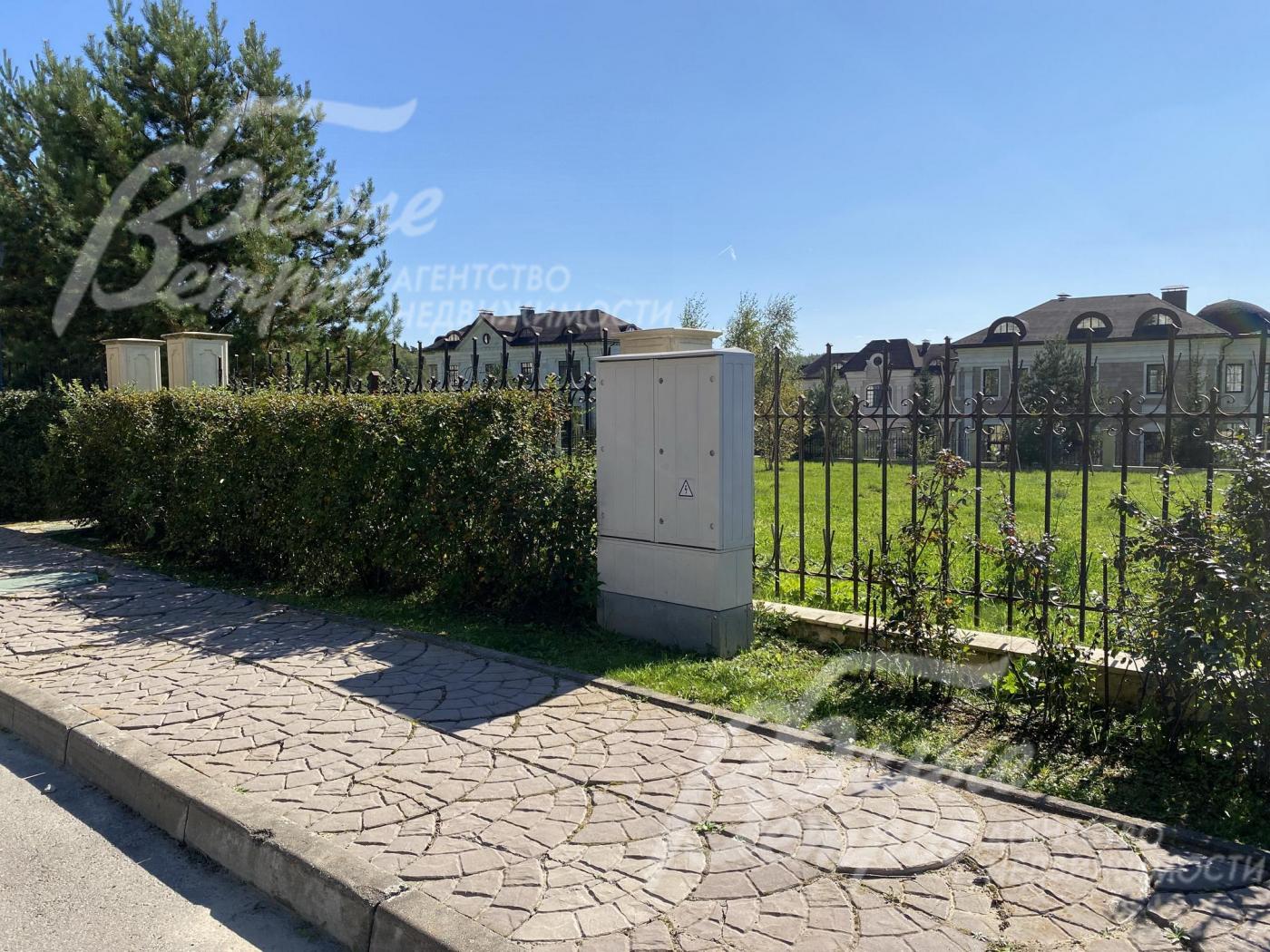 Участок огорожен по периметру забором в едином стиле