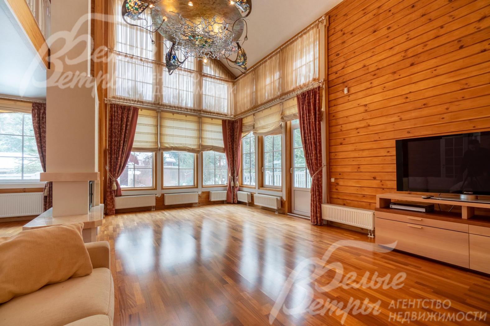 Высота потолка в двухсветной гостиной основного дома - 6 м (с коньком)