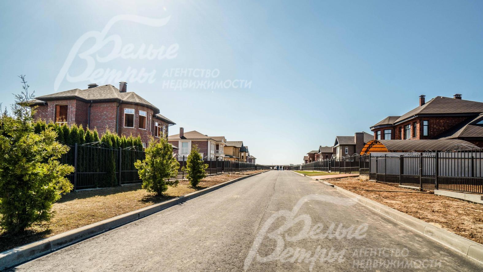 Широкие асфальтовые освещенные дороги в поселке Новая Ильичевка