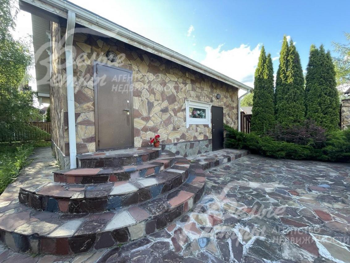 Гараж выстроен и отделан в стиле дома