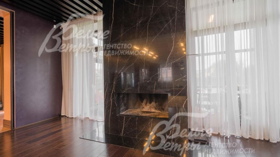 Камин из мрамора в гостиной