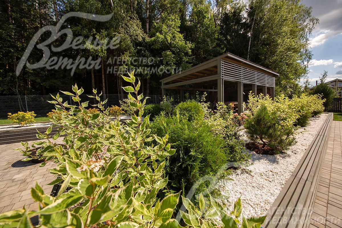 На участке установлена крытая беседка
