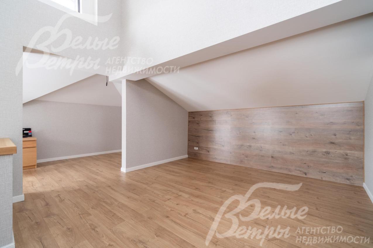 На мансардном этаже - отделанное помещение свободного назначения площадью 78 кв.м