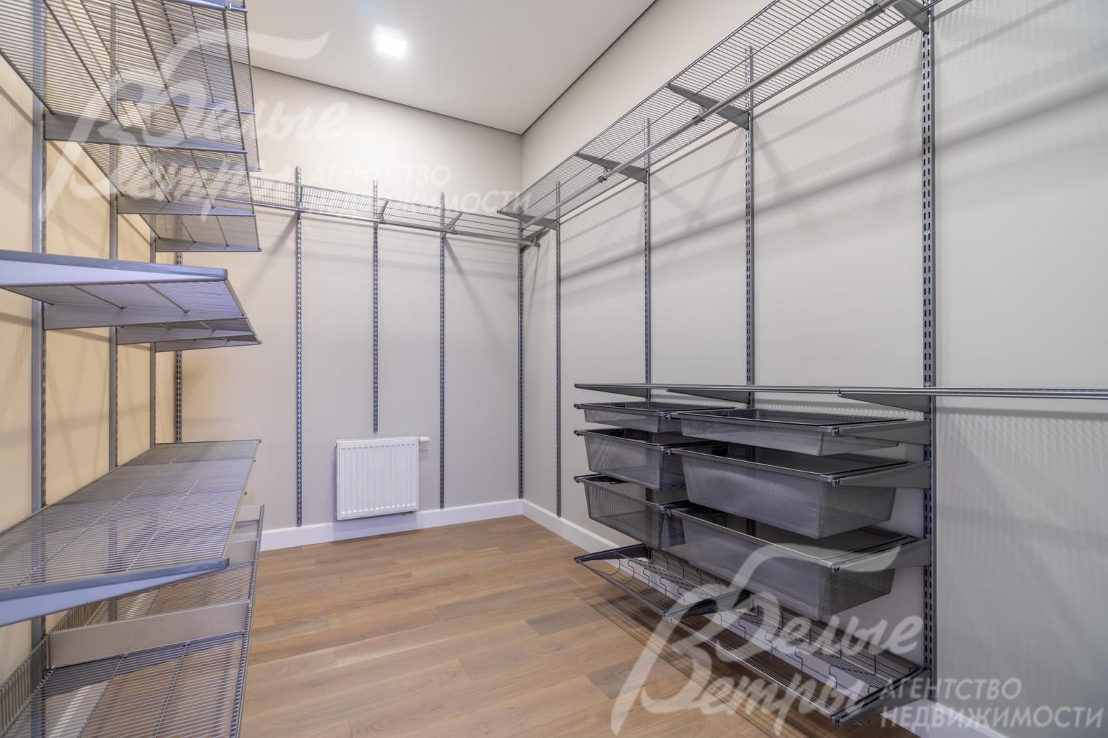 Гардеробная мастер-спальни с функциональными системами хранения открытого типа