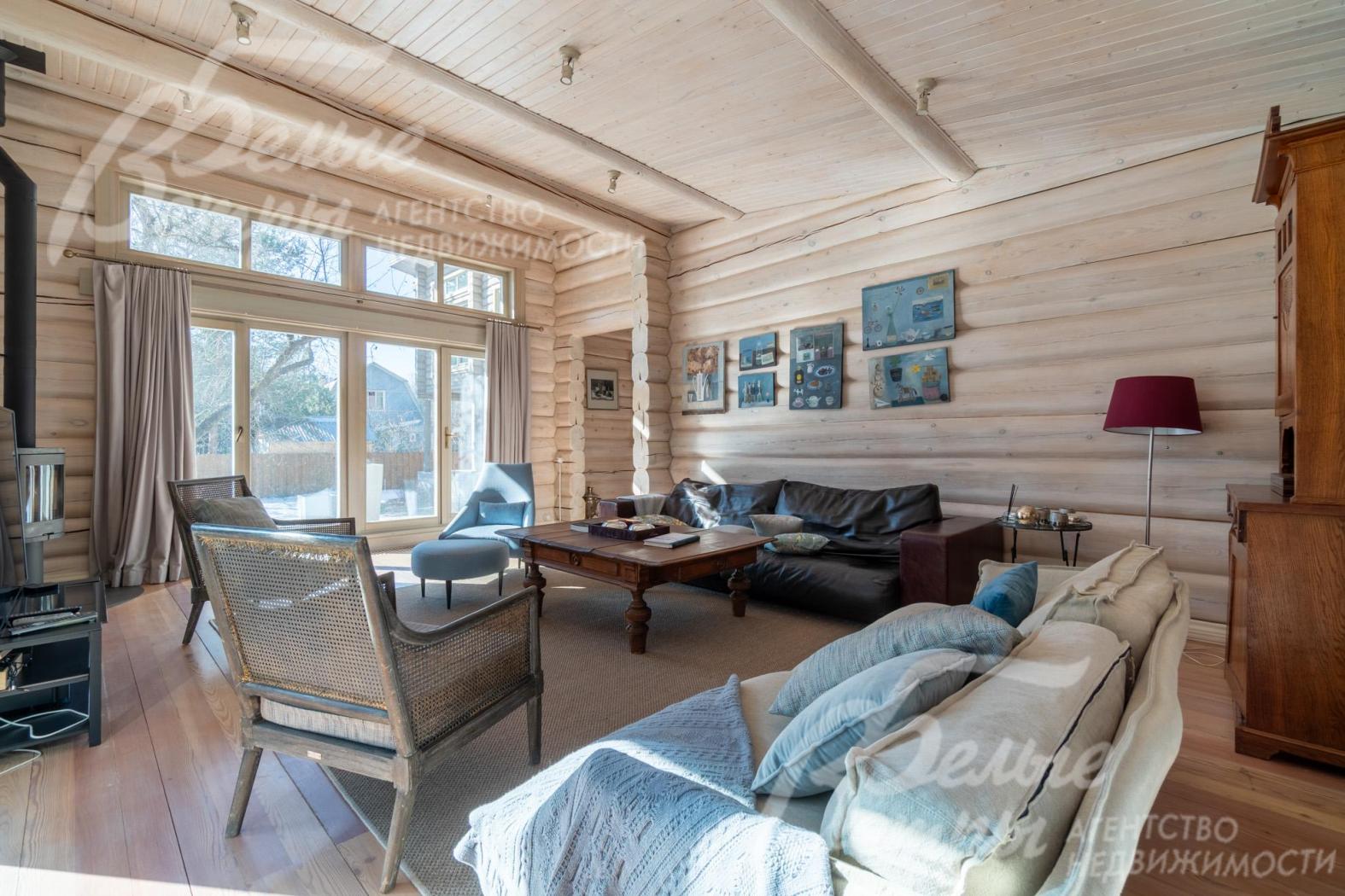 Гостиная с антикварной мебелью