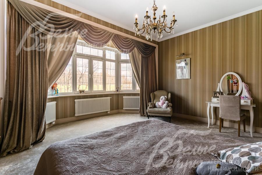 Главная спальня со своей гардеробной и ванной комнатой