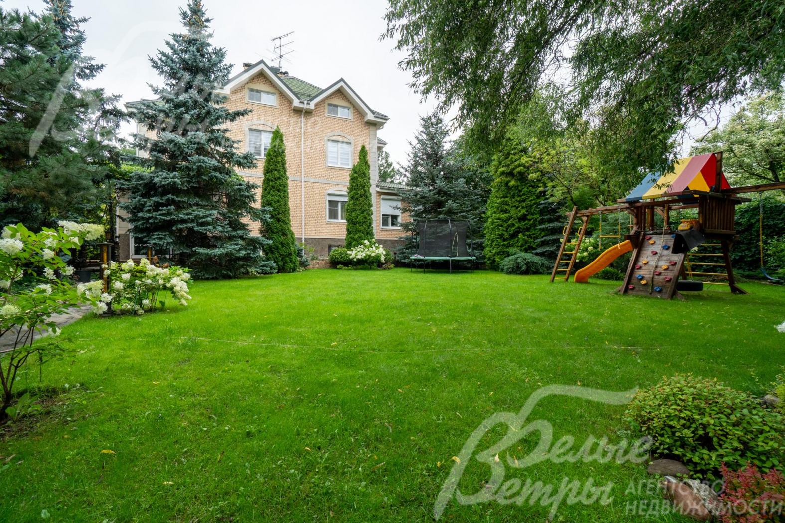 Дом стоит на просторном участке, утопающем в зелени