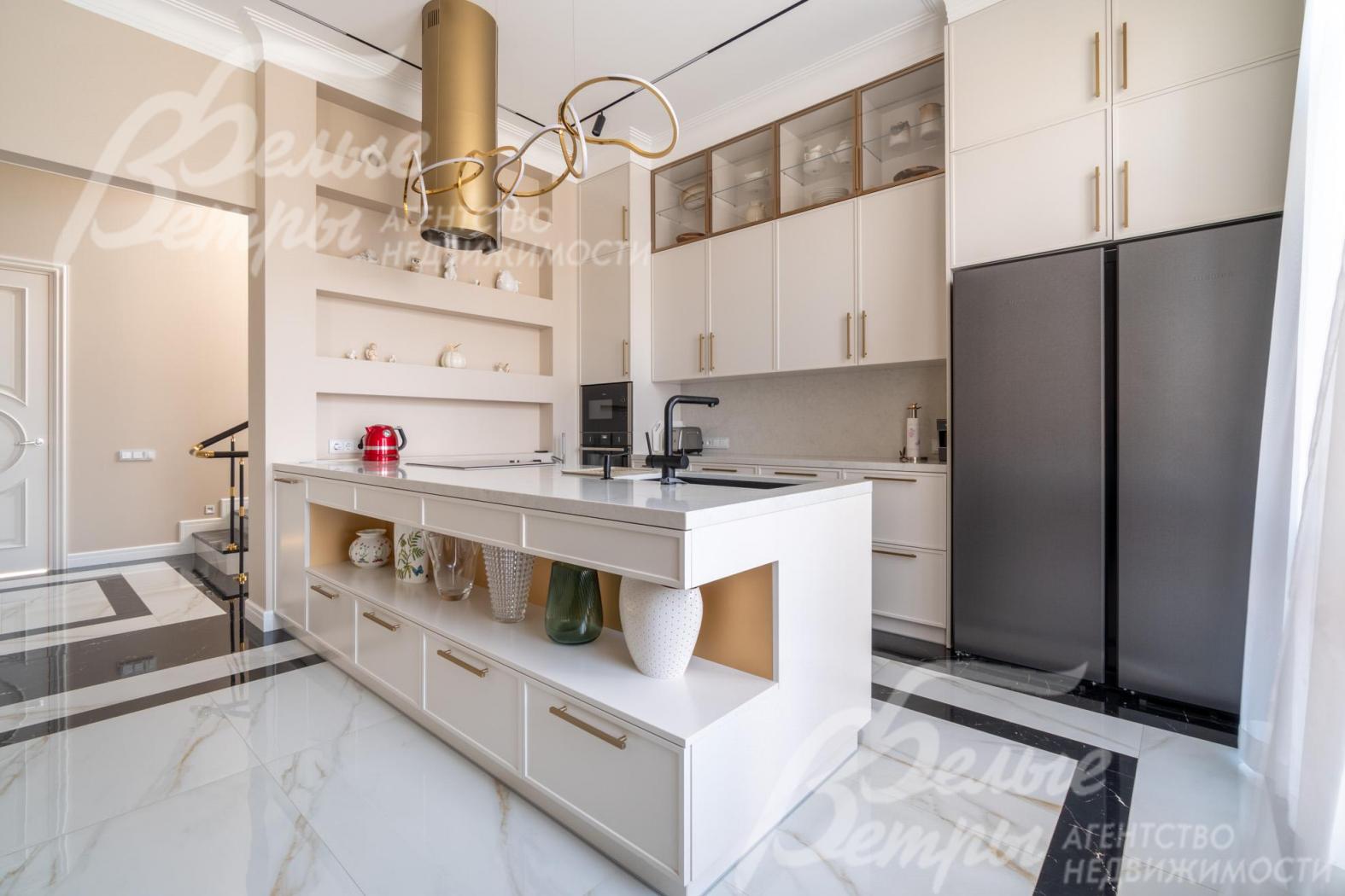 Гарнитур - в классическом стиле с золотистыми ручками, дополнен столешницей и фартуком из кварцевого агломерата