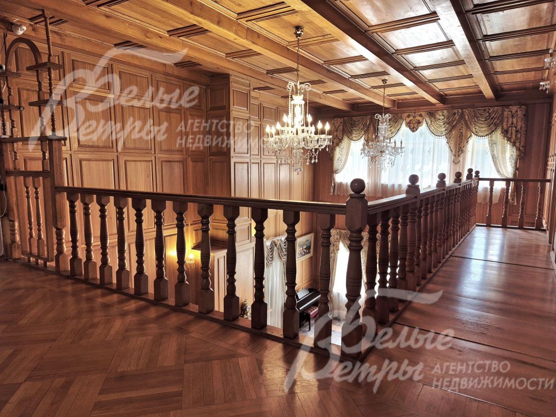 В холле 2го этажа кесонные потолки.