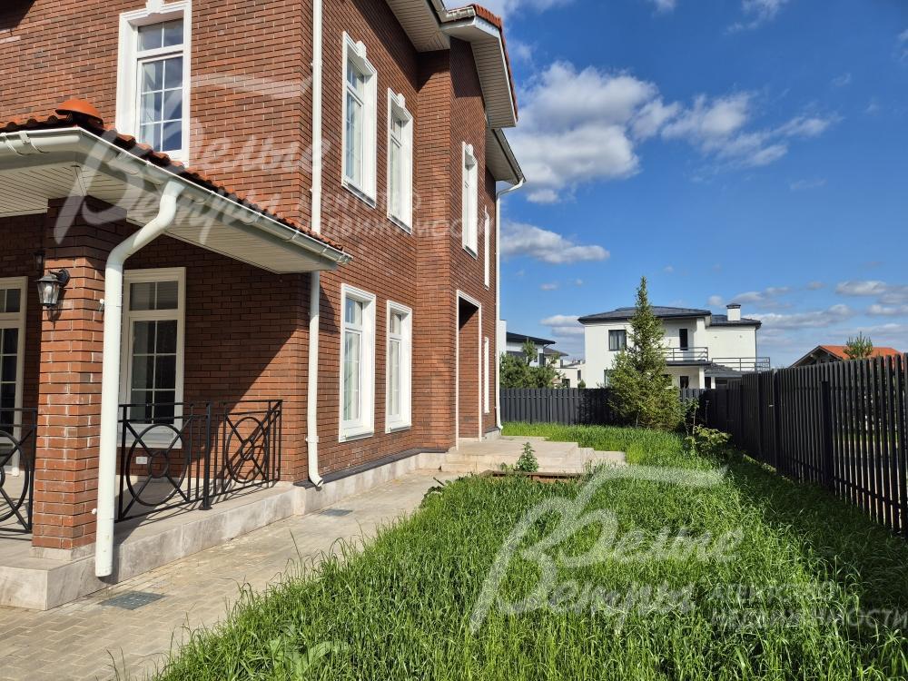 Участок огорожен глухим забором из профлиста высотой 1.8 м