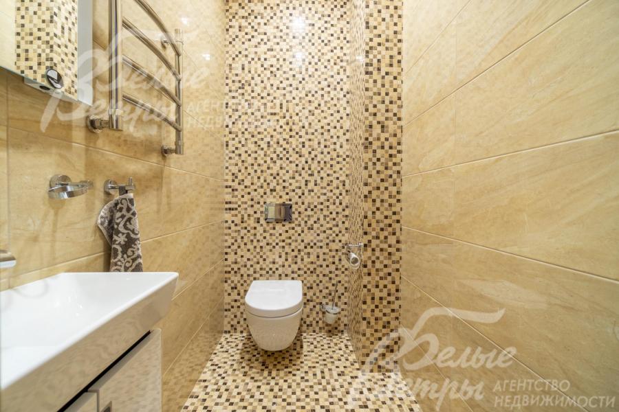 Санузел на втором этаже с мозаичной плиткой