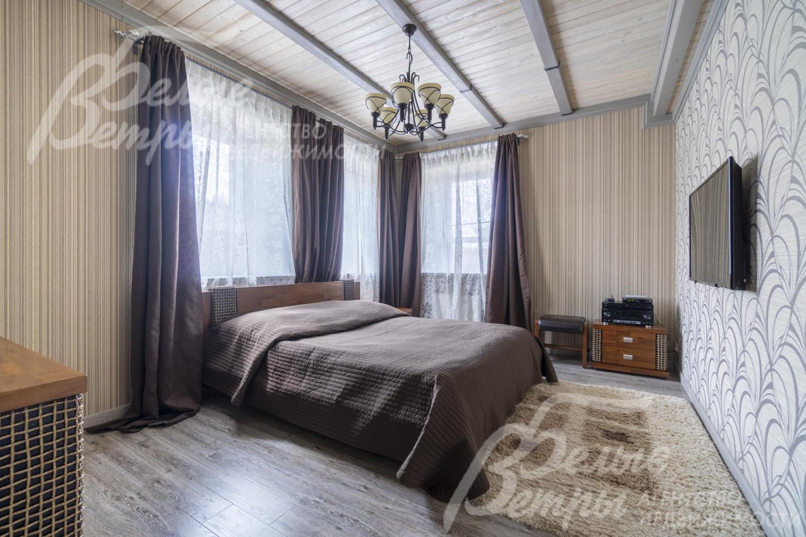 Спальня на втором этаже гостевого дома со спальным гарнитуром