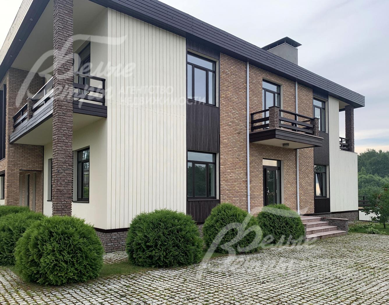 Фасад дома облицован натуральным камнем, лиственницей, штукатуркой с покраской, натуральным гранитом