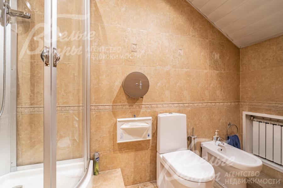 Санузел с душевой кабиной мансардного этажа