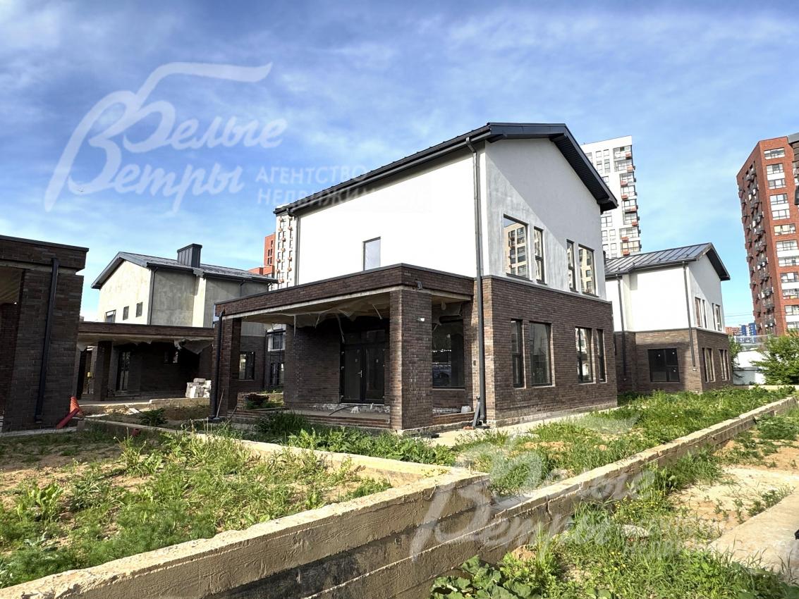 Летняя терраса со входом в кухню-гостиную-столовую